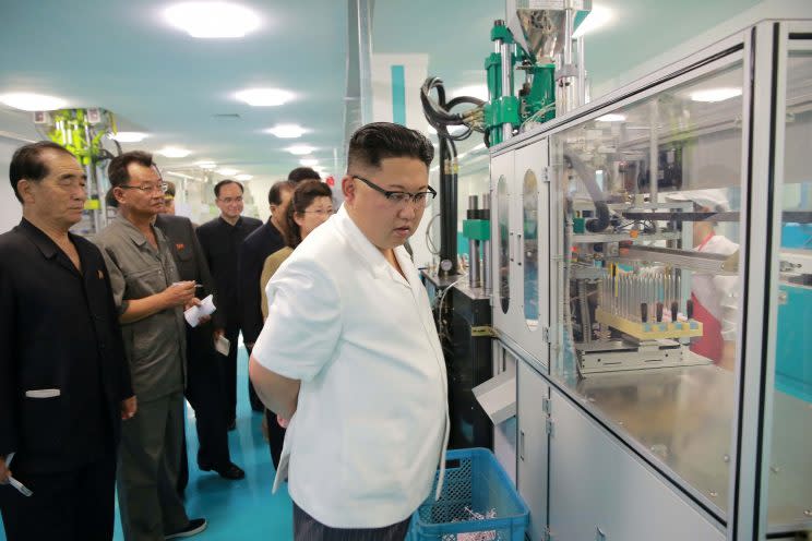 Kim Jong-un visita un laboratorio. Foto de Newsweek