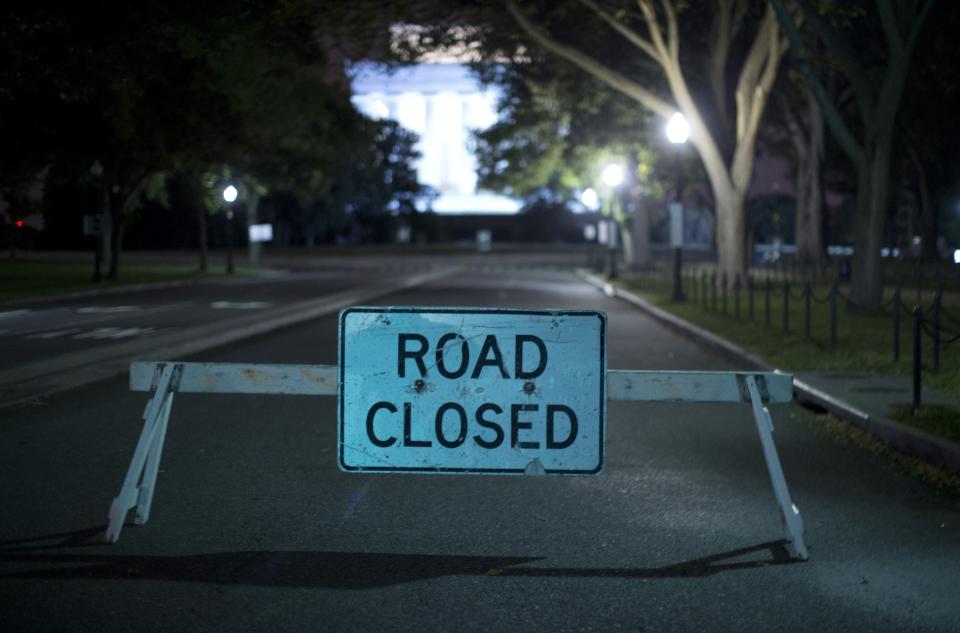 A barricade leading to the Lincoln Memorial prevents access to tourist buses in Washington, October 1, 2013. The U.S. government began a partial shutdown on Tuesday for the first time in 17 years, potentially putting up to 1 million workers on unpaid leave, closing national parks and stalling medical research projects. REUTERS/Jason Reed (UNITED STATES - Tags: POLITICS BUSINESS TPX IMAGES OF THE DAY)