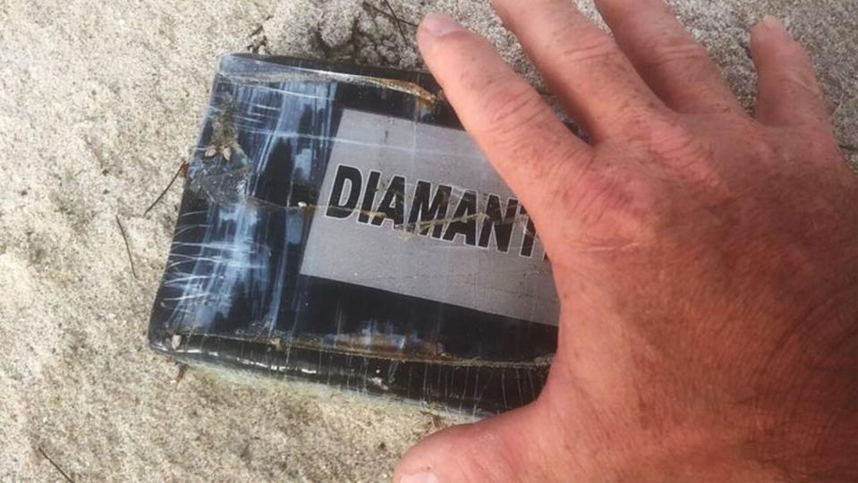 Uno de los "ladrillos" de cocaína, hallados en playas de Florida. Llegaron allí arrastrados por las mareas y vientos del huracán Dorian. La droga fue incautada por las autoridades de Melbourne y Cocoa Beach, Florida. (Departamento de Policía de Melbourne)