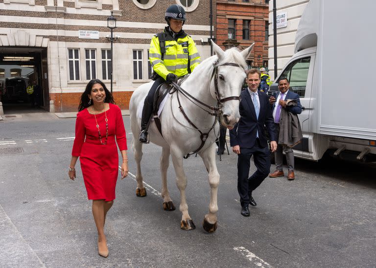 La secretaria del interior Suella Braverman camina junto a la inspectora Alexandra McDonagh y el caballo Wilbur, durante los preparativos de la coronación