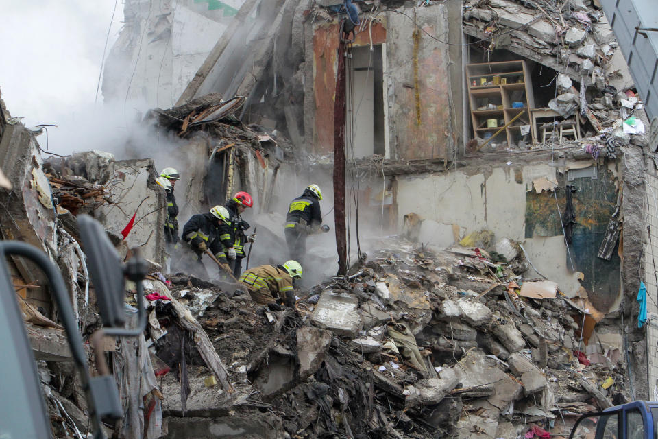 Nach dem verheerenden russischen Raketenangriff auf das Wohnhaus in Dnipro werden in der ukrainischen Stadt noch immer viele Bewohner vermisst. Zugleich stieg die Todeszahl weiter an. (Bild: dpa)