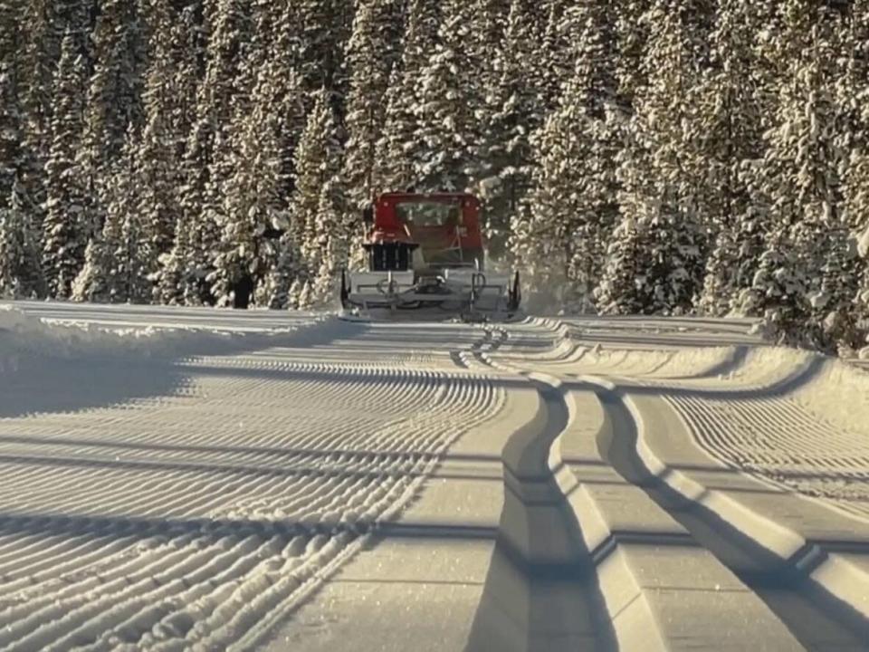 A volunteer-led paid parking program in Kananaskis Country west of Calgary has enabled cross-country ski enthusiasts to keep several popular trails groomed after the province scaled back its operations.  (Evelyne Asselin/Radio Canada - image credit)
