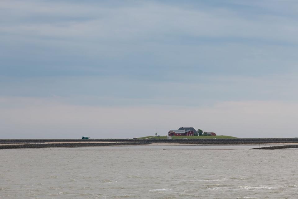 Auch in Schleswig-Holstein zeigt sich die Vielfalt des Wattenmeers, vor allem mit den Halligen. Die besondere Landschaftsform mit Marschinseln und Salzwiesen entlang der Küste wird teilweise überschwemmt und bietet einen idealen Lebensraum für Tiere. Auch hier leben die Einwohner mit nachhaltiger Landwirtschaft, Küstenschutz und sanftem Tourismus im Einklang mit der Natur. (Bild: iStock/Ben1183)