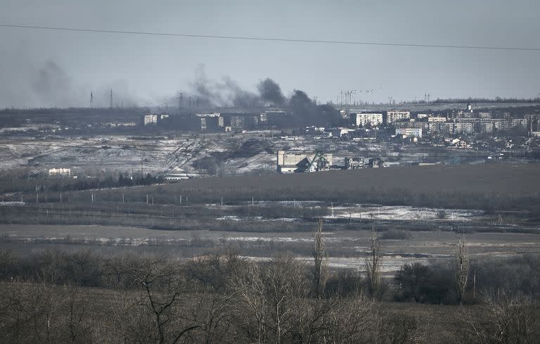 Humo se eleva después del bombardeo en Soledar, región de Donetsk, Ucrania