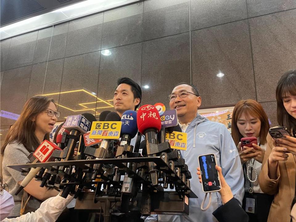 台北市長蔣萬安（左）、新北市長侯友宜1日出席「2025雙北世界壯年運動會」企業參與記者會。（劉彥宜攝）