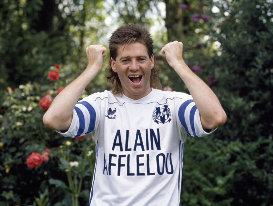 <p>A l’été 1989, Chris Waddle et sa fameuse “coupe mulet” débarquent sur la Canebière en provenance de Tottenham. Après trois premiers mois difficiles, l’Anglais se révèle un soir d’octobre 89 lors de la venue du PSG au Vélodrome. Parti à la limite du hors-jeu, il amortit de la poitrine, en pleine extension, un ballon en cloche de Di Méco dans la surface, avant de faire un coup du sombrero sur Bats, sorti à sa rencontre, puis de conclure d’une talonnade dans le but vide. Un chef-d’oeuvre qui contribue à faire entrer “Magic Chris” dans le cœur des supporters olympiens à jamais.</p>