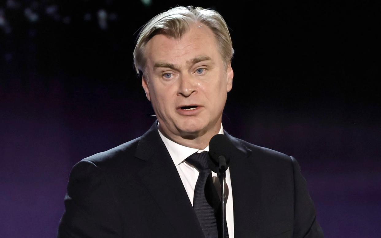 In "Late Show" von Stephen Colbert äußerte sich "Oppenheimer"-Schöpfer Christopher Nolan (Bild) zu "Tenet" und der Frage, ob er selbst alles darin verstehe. (Bild: 2024 Getty Images/Kevin Winter)