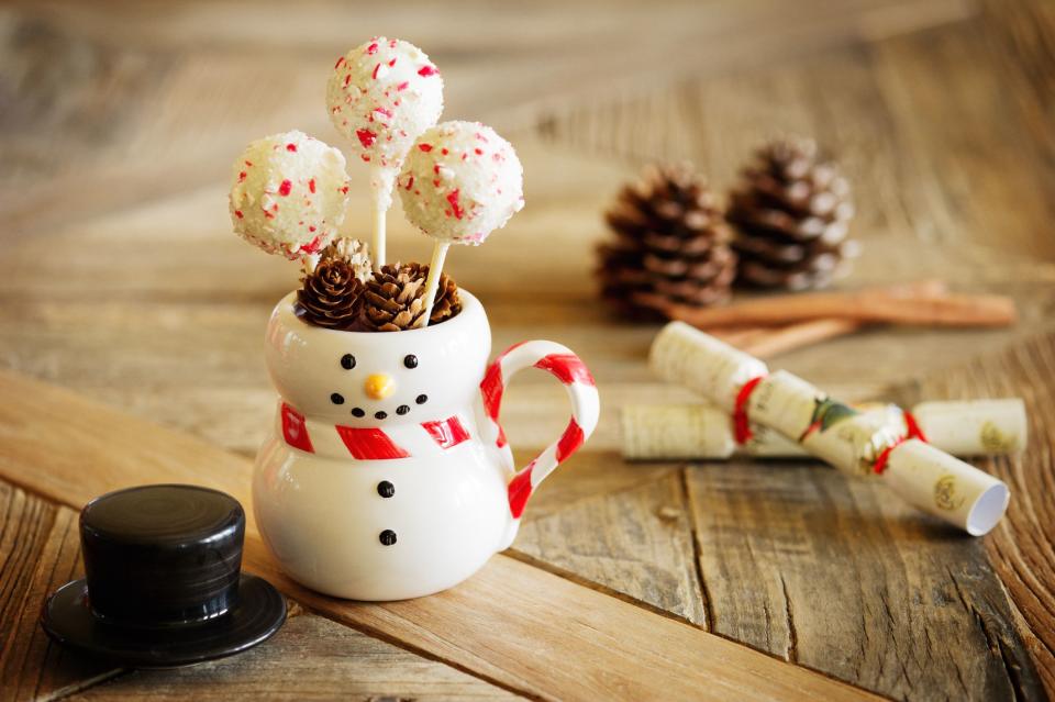 20 Christmas Cake Pops That Are Just the Cutest