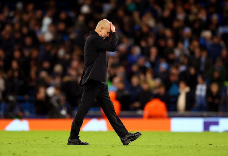 El DT del Manchester City Pep Guardiola se lamenta tras la eliminación en la Champions