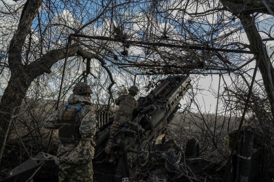 烏克蘭士兵2023年12月26日在烏東城鎮馬林卡操作M777榴炮。路透社