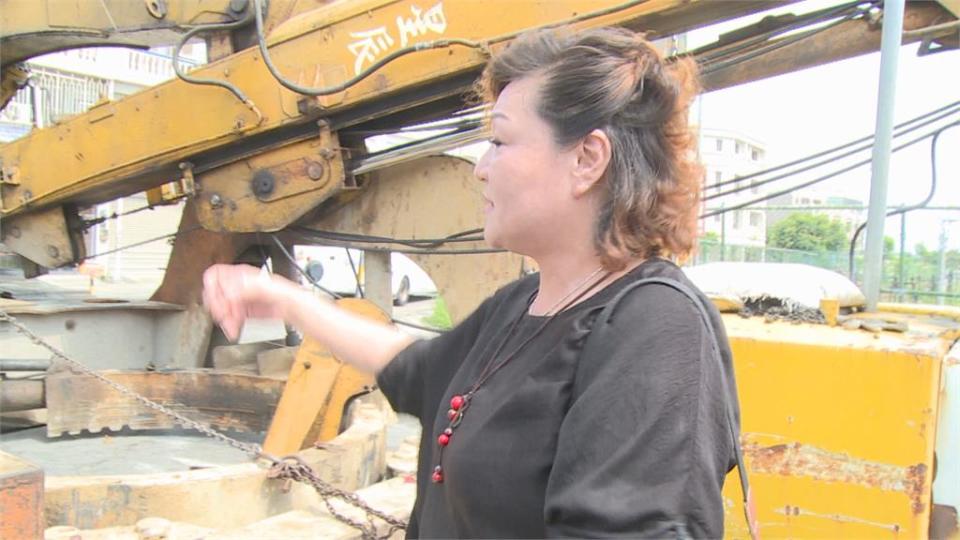 驚險！慣竊偷怪手逛大街如開坦克　壓過農田、勇闖大馬路險輾斃路人