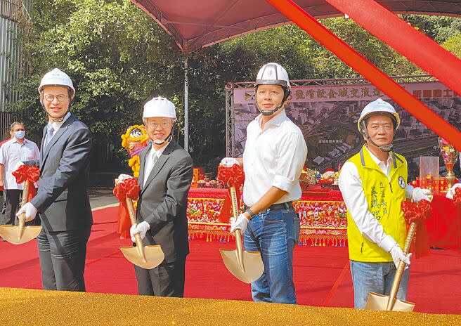 交通部高速公路局30日舉行「金城交流道開工動土典禮」，行政院長陳建仁（左二）、新北市副市長朱惕之（右二）、立委吳琪銘（右一）及地方多位民代出席。（高鈞麟攝）