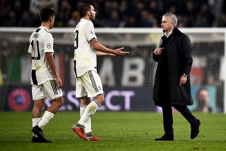 Paulo Dybala y José Mourinho, frente a frente en un Juventus vs. Manchester United por la Champions League de 2018.