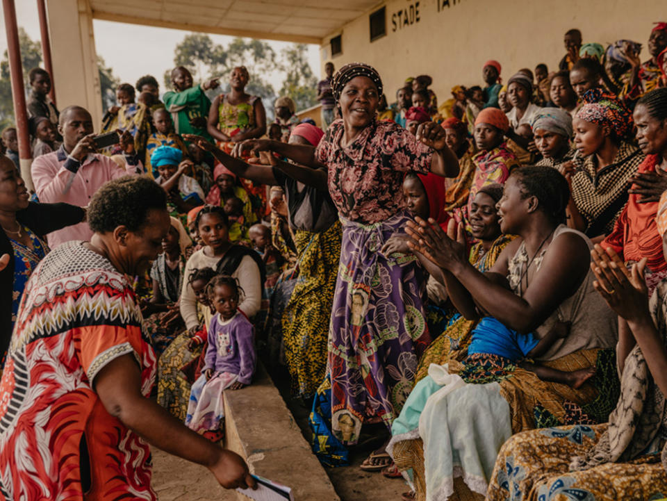 Mujeres que participan en un movimiento por la paz se reúnen en RD Congo