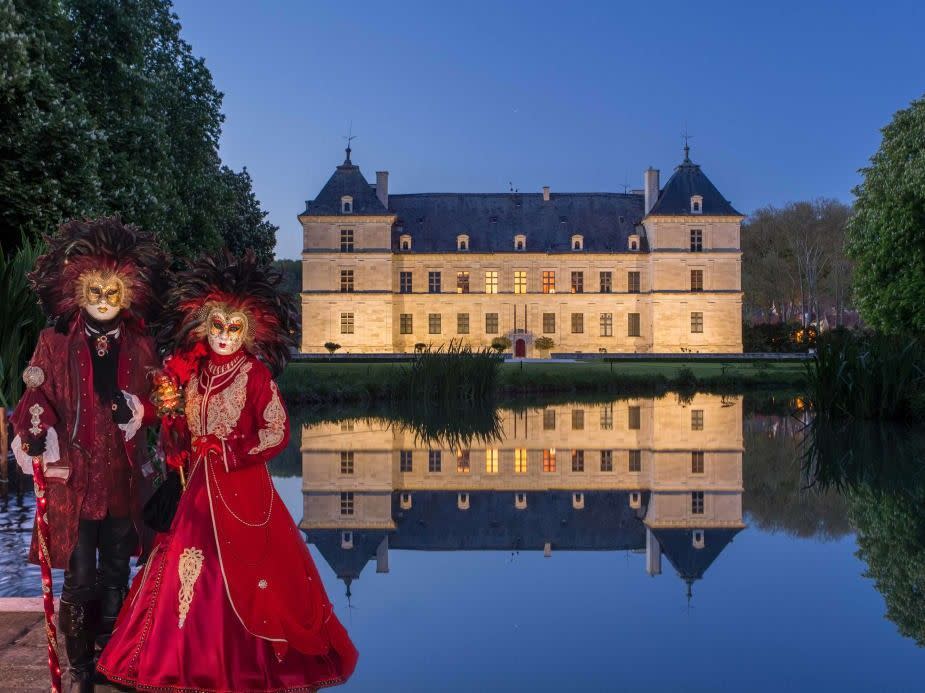 Pour la Nuit des châteaux, un carnaval vénitien est organisé à Ancy-le-Franc (Yonne).