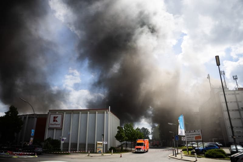 Dark smoke rises after a fire broke out in a factory in Berlin-Lichterfelde. According to a fire department spokesperson this morning, a technical room on the second floor of a factory building was "fully engulfed in flames". Chemicals were stored in the metal technology company. Christoph Soeder/dpa