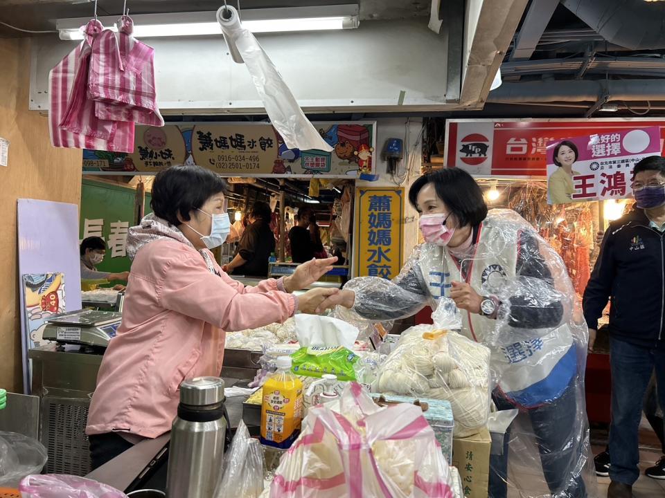 國民黨智庫執行長柯志恩代替確診的王鴻薇赴長春市場拜票。   圖：王鴻薇辦公室/提供