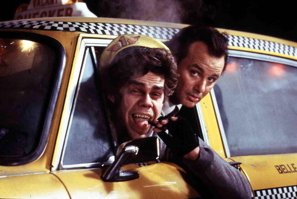 Kino. Die Geister, Die Ich Rief..., Scrooged, Die Geister, Die Ich Rief..., Scrooged, David Johanson, Bill Murray Am Weihnachtstag erhaelt Frank (Bill Murray,r) Besuch von dem Weihnachtsgeist der Vergangenheit (David Johanson), der ihn per Taxi zurueck ins Jahr, 1968 bringt., 1988. (Photo by FilmPublicityArchive/United Archives via Getty Images)