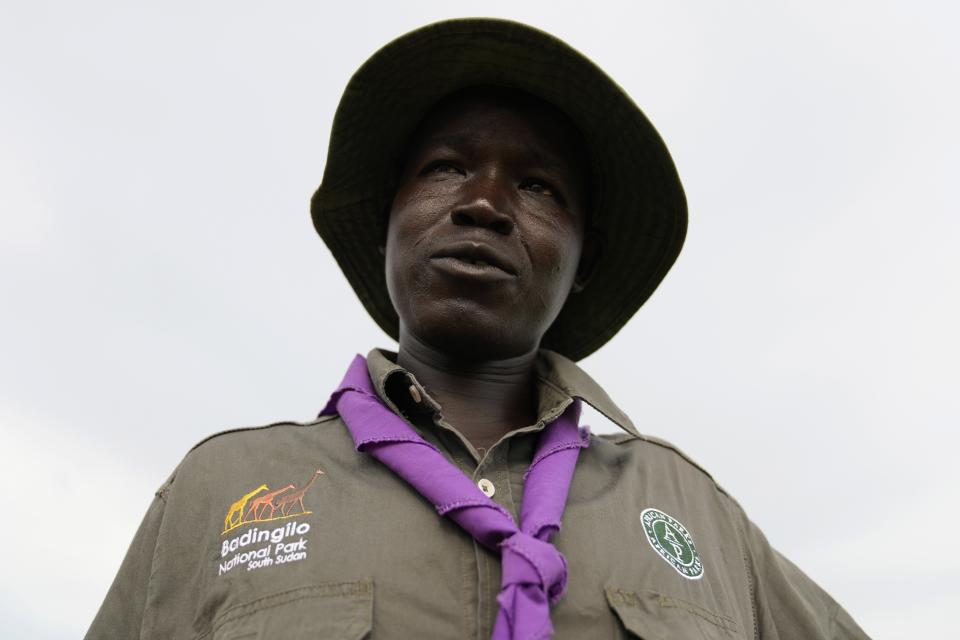 David Luwaya, miembro del personal de African Parks, habla durante una entrevista con The Associated Press en la aldea de Lafon, Sudán del Sur, el martes 18 de junio de 2024. (AP Foto/Brian Inganga)