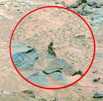 Otro de estos efectos ópticos, conocidos como pareidolias, captado por el Rover Spirit. La imagen se volvió muy famosa bajo el título de "La sirenita de Marte". Se trata de un nuevo engaño de la perspectiva y, en realidad, la sirenita tan solo es el producto de unas formaciones rocosas con una figura similar a la célebre escultura de Copenhague. (NASA)