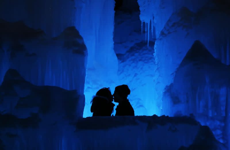 Una pareja disfruta de los Castillos de Hielo en North Woodstock, Nuevo Hampshire. “Es un sitio nocturno muy popular”, dijo el constructor del castillo, Matt Pasciuto. “No puedo decirte cuántas propuestas de matrimonio he visto hasta ahora en el castillo”. (Foto: Robert F. Bukaty/AP)