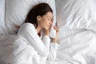 Guter Schlaf ist eine Grundvoraussetzung für volle Konzentration am nächsten Tag. Das funktioniert allerdings nicht nach dem Motto "viel hilft viel". Wer zu lange im Bett liegt, könnte einen gegenteiligen Effekt zu spüren bekommen. (Bild: iStock/fizkes)