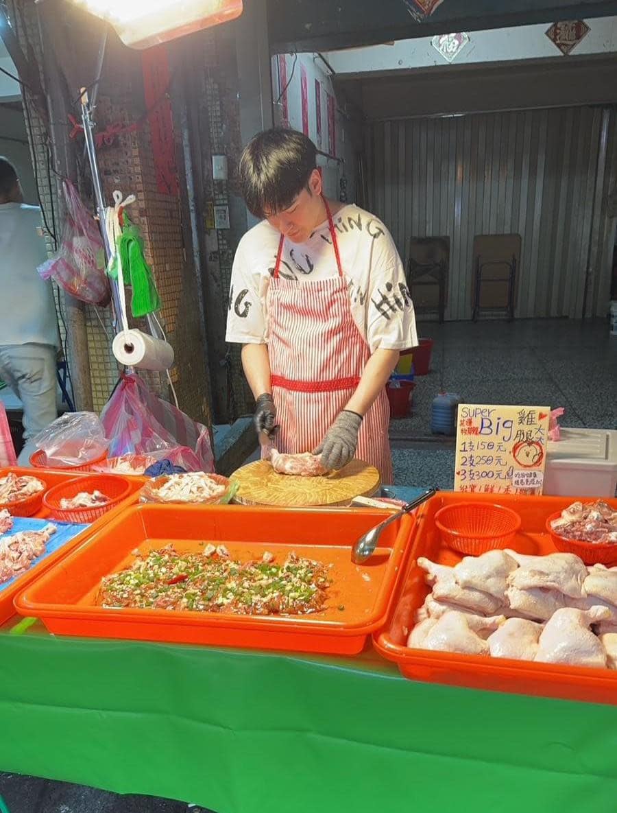 沈建宏去年10月開始在傳統市場擺地攤賣雞肉。（圖／翻攝自沈建宏臉書）