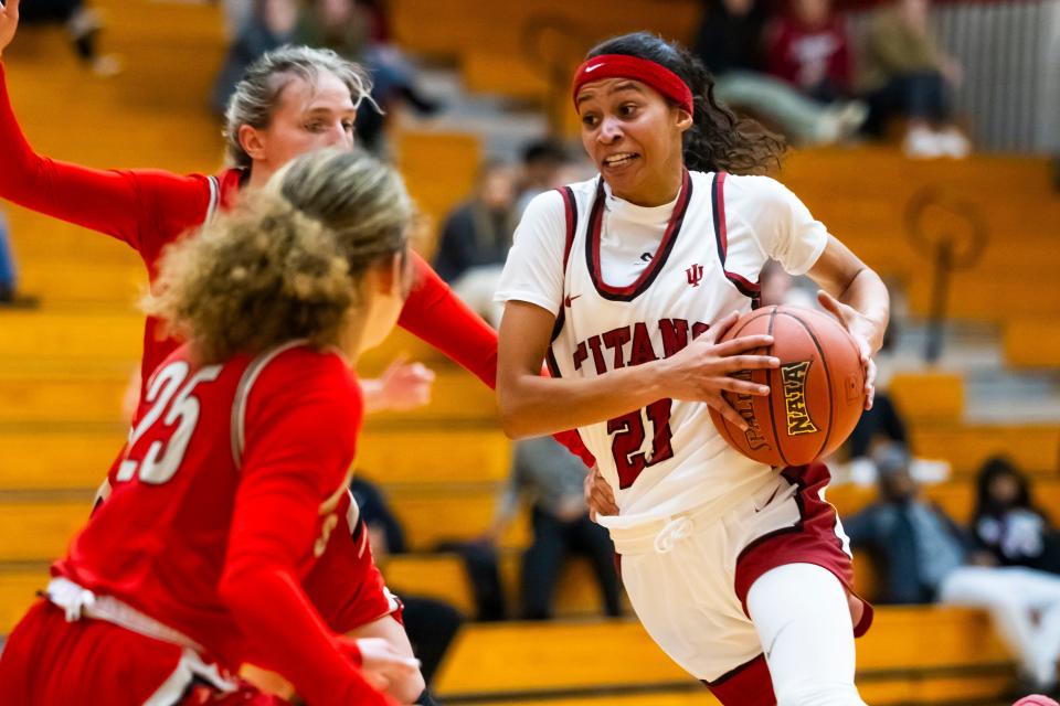 Jazmen Watts (21) drives to the basket during the IU South Bend vs. Saint Xavier women’s basketball game Wednesday, Jan. 10, 2024 on campus at IUSB. (Photo courtesy of IU South Bend)