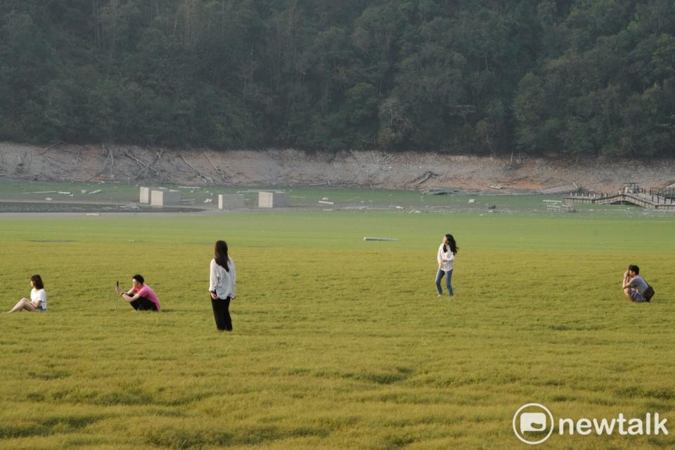 遊客們在日月潭大竹湖一帶的湖底拍照看夕陽。   圖：張良一/攝