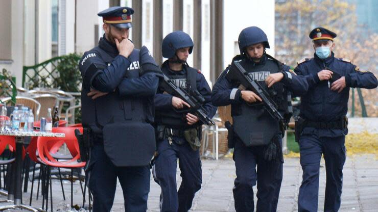 Bewaffnete Polizisten patrouillieren nach einem Schusswechsel im Stadtzentrum. Foto: dpa