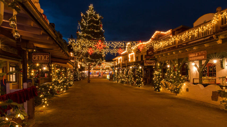 Howdy, willkommen zum Western-Weihnachtsmarkt! Statt "Stille Nacht“ klingt Country-Musik in der Westernstadt zwischen Deggendorf und Passau. Plätzchen, Punsch und Frosty der Schneemann werden hier in einer wirklich besonderen internationalen Atmosphäre inszeniert. Bis zum 22. Dezember, weitere Infos unter https://www.pullmancity.de (Bild: Pullmancity)