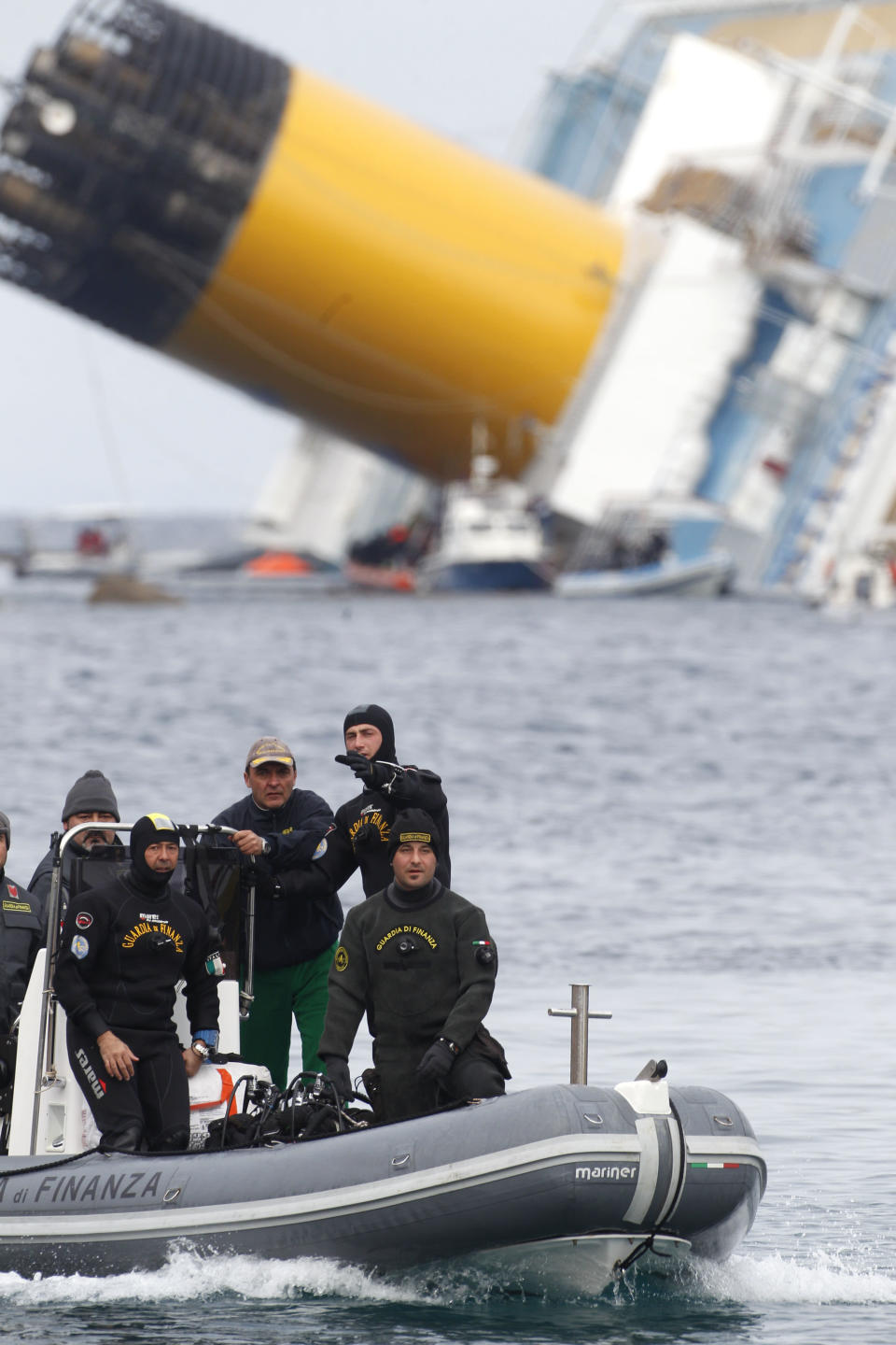 En un inicio los pasajeros recibieron la orden de regresar a sus camarotes y esperar porque el accidente no comprometía la seguridad del barco. Luego, cuando el Costa Concordia comenzó su rápida deriva, estalló el pánico. Testimonios posteriores afirman que la evacuación se realizó de manera desorganizada a causa de la impericia de la mayoría de los tripulantes. (AP Photo)