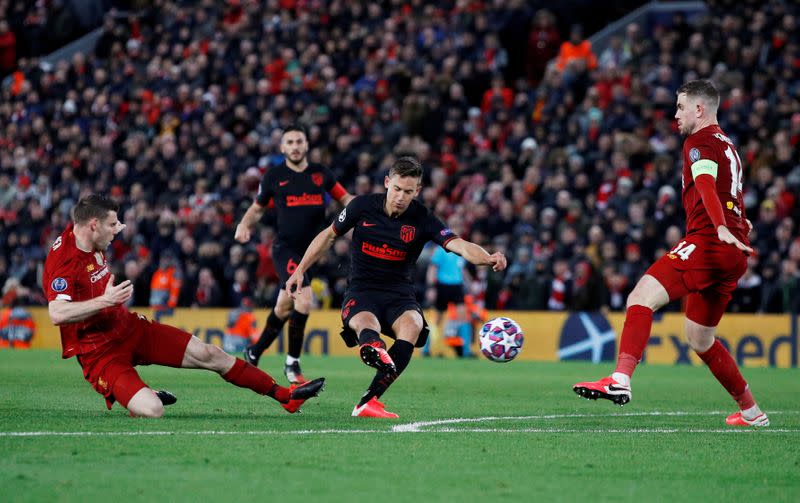 Marcos Llorente del Atlético de Madrid marca su segundo gol ante el Liverpool en Anfield, Inglaterra.