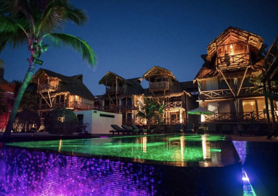 <p>Para esta escapada exprés la actriz española se alojó en Aldea Kuká, un hotelazo situado en la isla más hippy del Caribe mexicano: Holbox. (Foto: Instagram / <a rel="nofollow noopener" href="https://www.instagram.com/p/BvNyu2aHaAL/" target="_blank" data-ylk="slk:@aldeakuka;elm:context_link;itc:0;sec:content-canvas" class="link ">@aldeakuka</a>). </p>