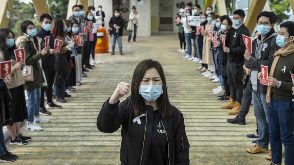 香港瑪麗醫院外余慧明（中）帶領罷工醫護人員叫喊口號（3/2/2020）