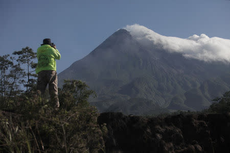 An officer monitors the activity of Mount Merapi volcano after its alert level was increased following a series of minor eruptions in Cangkringan, Sleman, Yogyakarta, Indonesia May 22, 2018 in this photo taken by Antara Foto. Antara Foto/Andreas Fitri Atmoko/via REUTERS