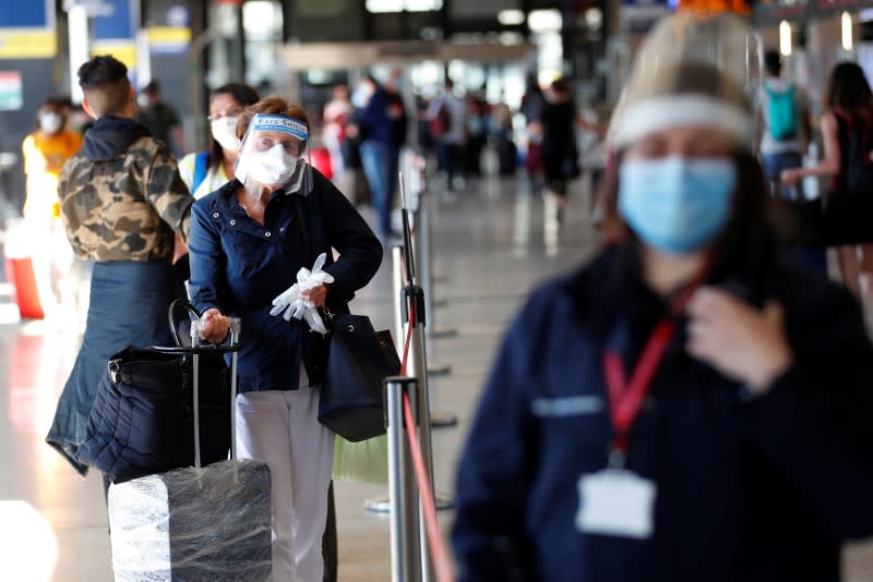 Italy allows free movement across the country following the coronavirus outbreak in Rome