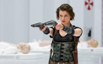 "The Final Chapter" lautete der Untertitel des 2017 erschienenen sechsten Films der "Resident Evil"-Reihe mit Milla Jovovich (Bild) in der Hauptrolle. Auserzählt ist die Spielverfilmung aber offenbar noch nicht. Das Reboot "Welcome to Raccoon City" (Starttermin noch offen) stellt die von Kaya Scodelario verkörperte Claire Redfield in den Mittelpunkt der Handlung, Regie führt der Brite Johannes Roberts ("47 Meters Down"-Reihe). (Bild: 2010 Constantin Film Verleih GmbH)