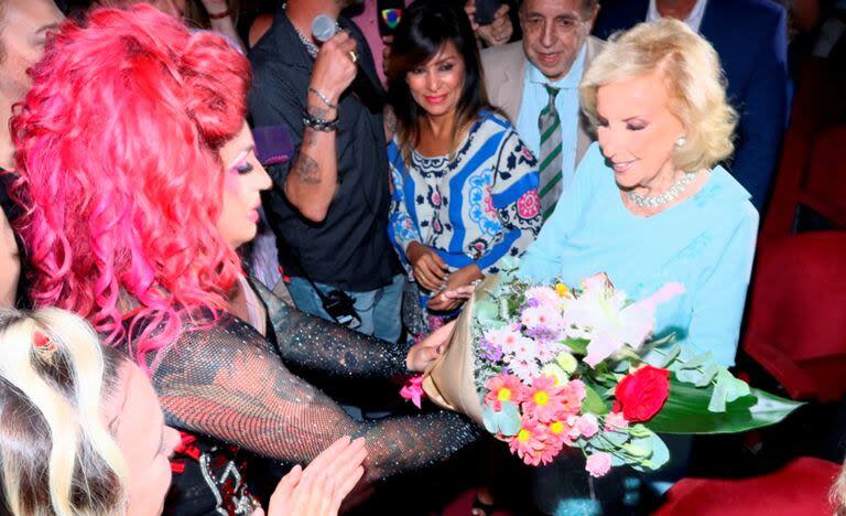 Fede Bal le regaló un ramo de flores a la incansable reina de la televisión argentina