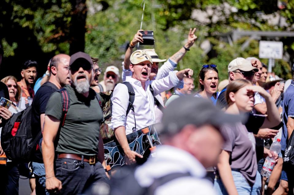 Teilnehmer der Demonstration gegen die Corona-Beschränkungen rufen Slogans. Zu der Demonstration gegen die Corona-Maßnahmen hat die Initiative "Querdenken 711" aufgerufen.<span class="copyright">Christoph Soeder / dpa</span>