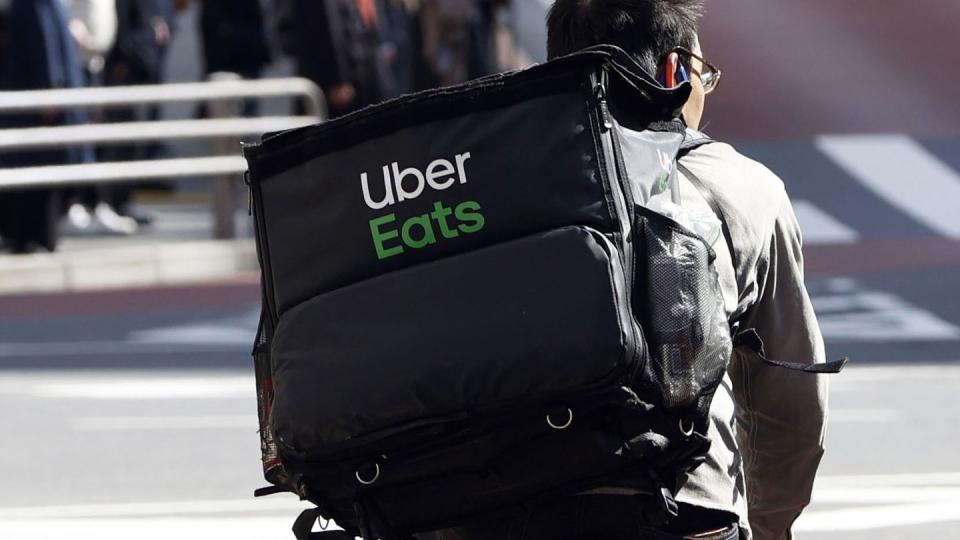 Uber versucht mit seinem Dienst Eats den Markteintritt in Deutschland. In Metropolen wie Tokio (im Bild) gehört der Essenslieferservice bereits zum Stadtbild. (Bild: dpa)