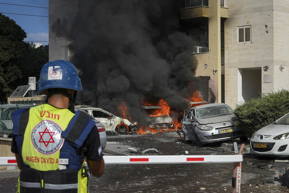 以色列7日遭伊斯蘭主義運動組織「哈瑪斯」從加薩走廊發射火箭突襲。圖為從加薩走廊發射的一枚火箭擊中以色列南部城市的停車場和一棟住宅大樓後，汽車燃燒。（美聯社）