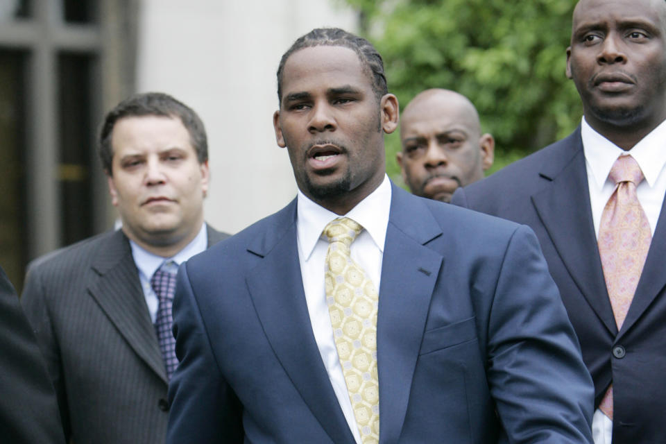 ARCHIVO - En esta foto del 13 de junio de 2008, el cantante de R&B R. Kelly sale de un tribunal en Chicago. (AP Foto/Nam Y. Huh, Archivo)