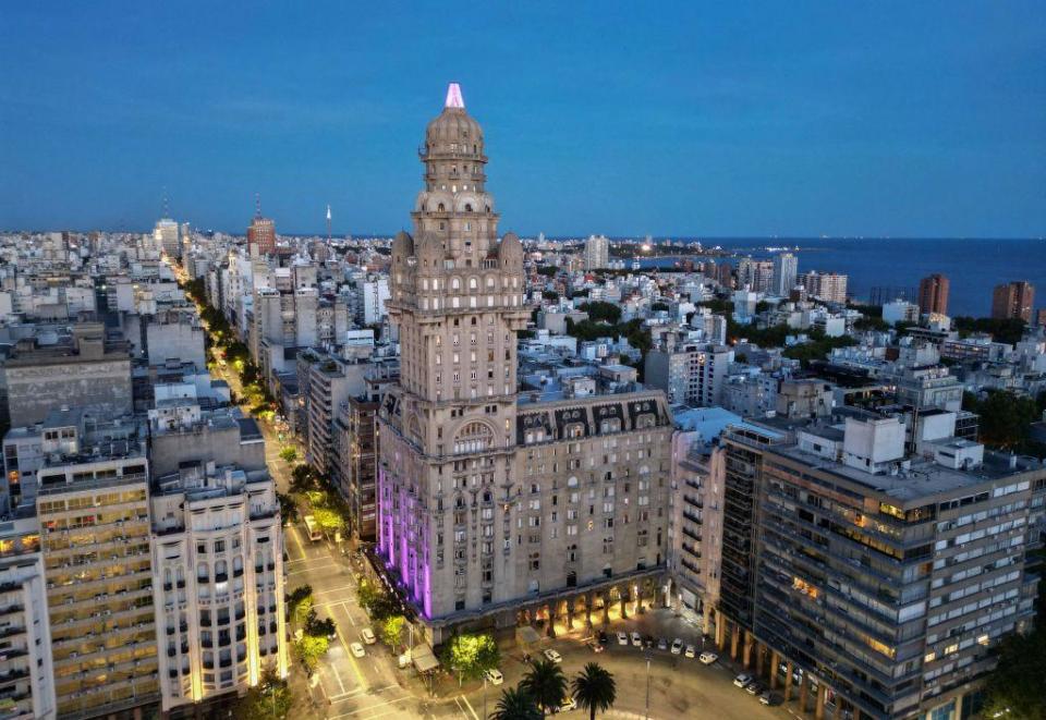 Vista aérea del Palacio Salvo, en el Centro de Montevideo, y 18 de Julio, la principal avenida de la ciudad.