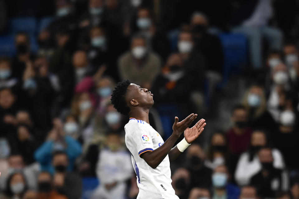 El brasileño Vinícius Júnior, del Real Madrid, se lamenta durante un partido de La Liga ante el Osasuna, el miércoles 27 de octubre de 2021 (AP Foto/José Breton)