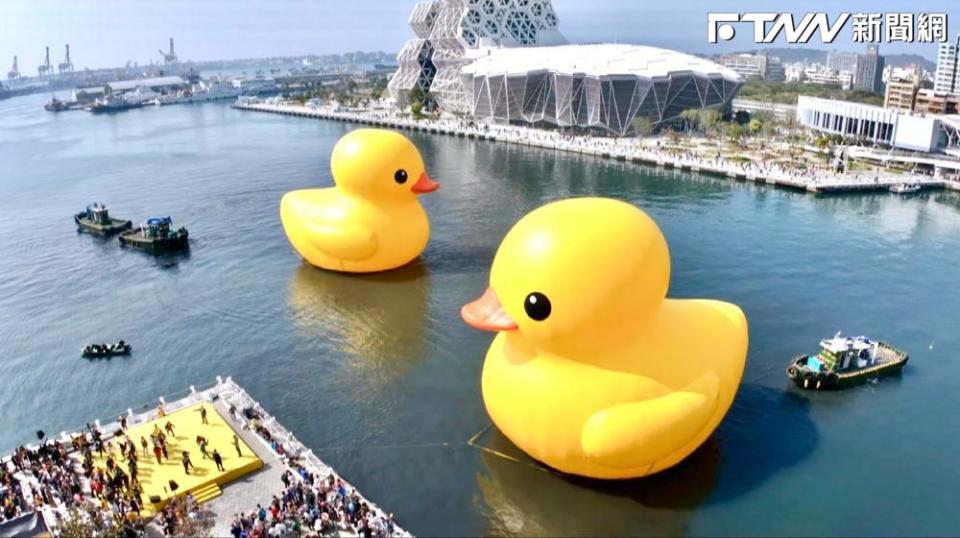 黃色小鴨又來了，從1月27日至2月25日，在高雄愛河灣展出。（圖／高雄市政府臉書粉專）