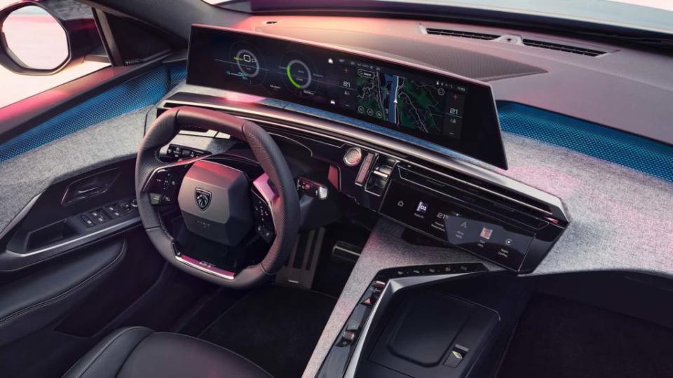 Allure車型將配備兩組10吋螢幕，至於GT版本則是標配21吋曲面螢幕。(圖片來源/ Peugeot)