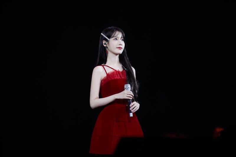 IU（李知恩）在舉辦演唱會前，先為附近居民送上禮物致意。（圖／EDAM娛樂提供）