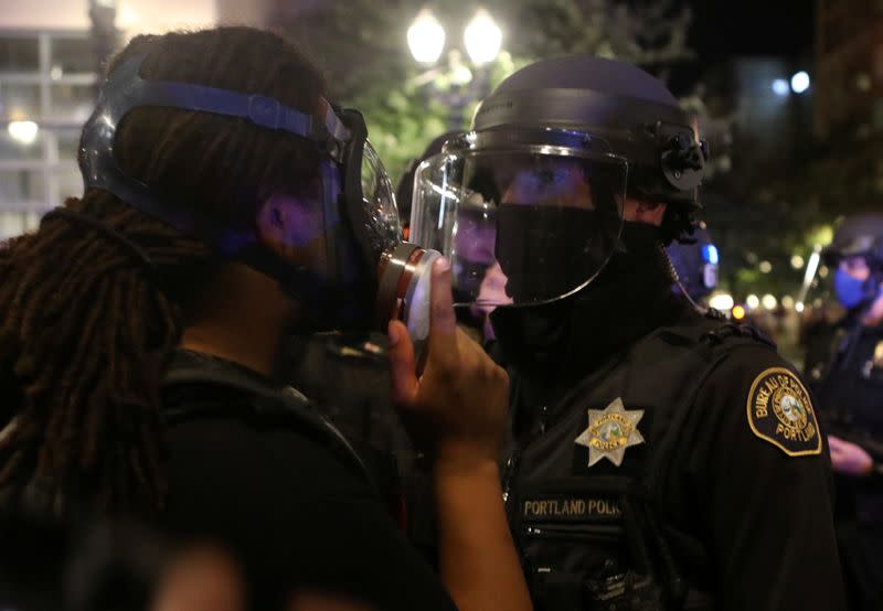 Un policía ordena a un manifestante que se aparte en Portland, Oregón, EEUU, el 27 de septiembre de 2020