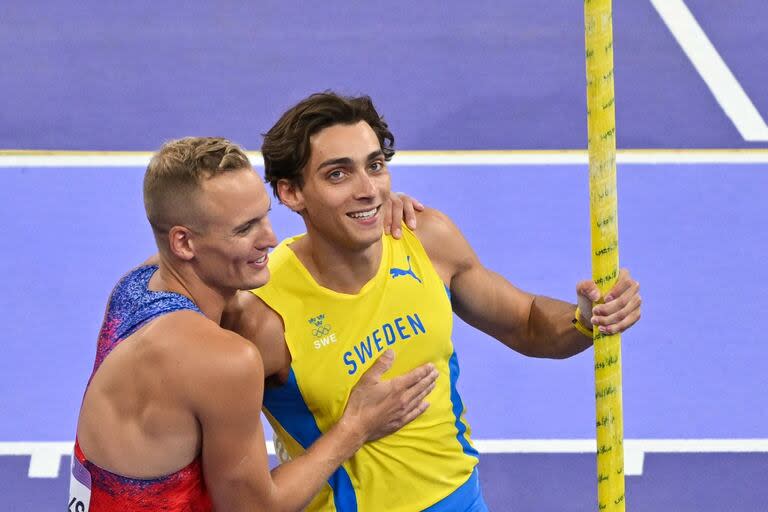 El sueco Armand Duplantis se quedó con la medalla dorada, mientras que el estadounidense Sam Kendricks, con la plateada